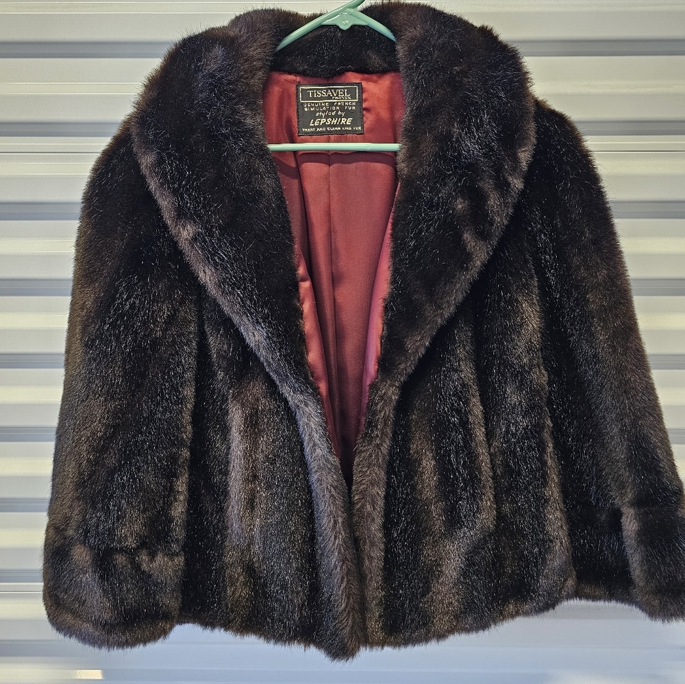 FAUX FUR CAPE  STOLE SHAWL SIZE: Medium-Large - Picture 2 of 10